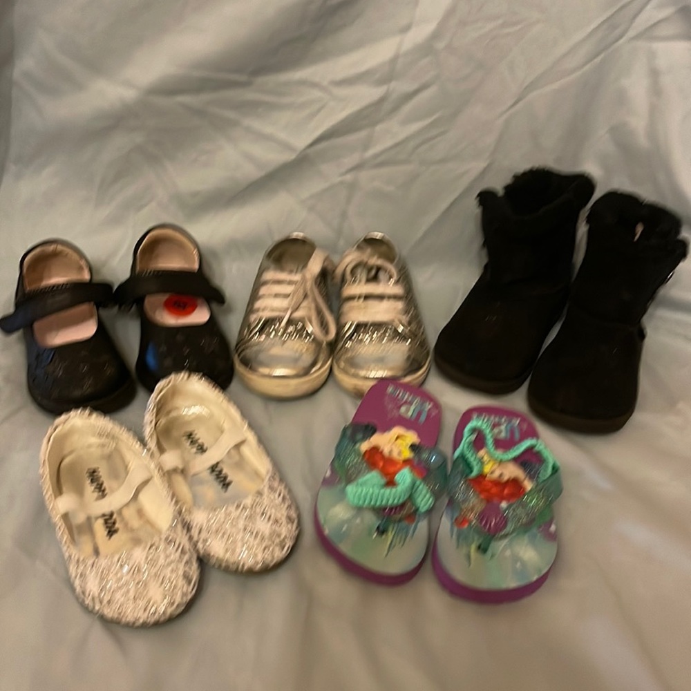 Assortment of toddler size 6 shoe